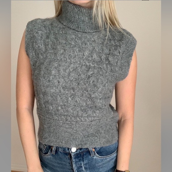Old Navy Women’s Grey Sleeveless Cropped Cable-Knit Turtleneck Sweater Vest - Picture 2 of 13